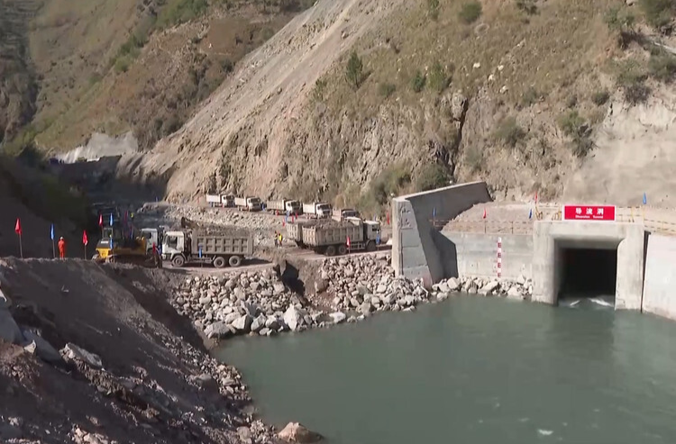 中企承建巴基斯坦巴拉科特水电站大坝成功截流