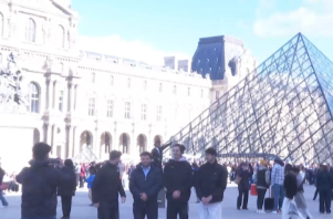 法国检方确认卢浮宫抢劫案嫌疑人被捕