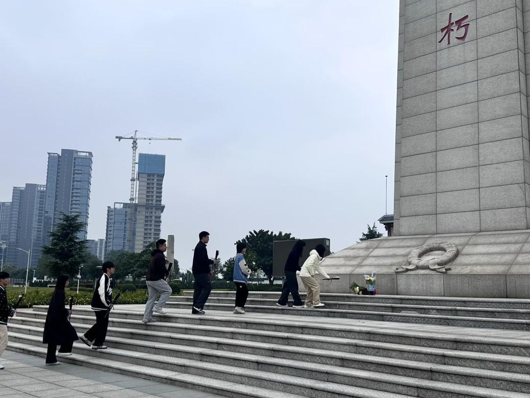 长理学子赴湖南革命陵园开展主题党日活动