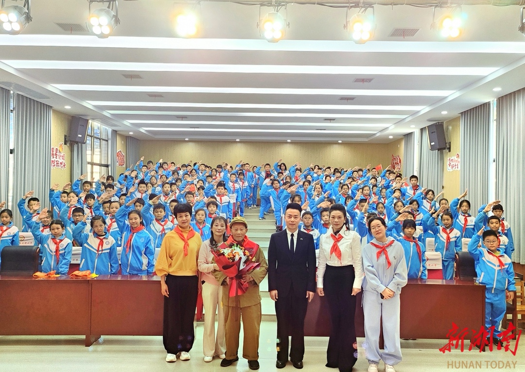 致敬英雄老兵 红色薪火润童心