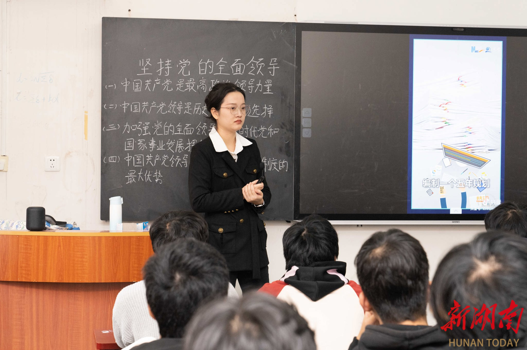 张家界航院：校领导深入思政课教学一线听课指导