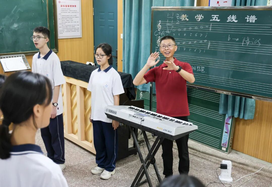 讲台上的歌者 逆境中的勇者——记2025年度“湖南省最美教师”郭雄辉