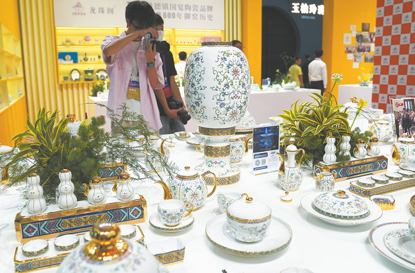 Jingdezhen takes the spotlight as international ceramics expo opens