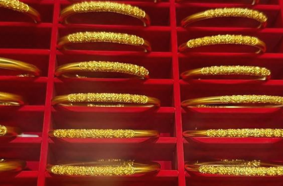 承诺两天送达，金价一涨就成缺货？消费者质疑：线上买金怎能丢失契约精神？