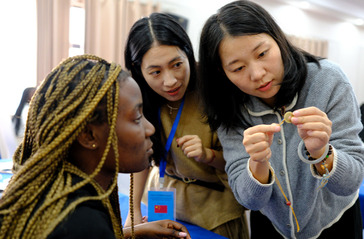 Equatorial Guinean Trainees Learn Hunan Embroidery in Changsha