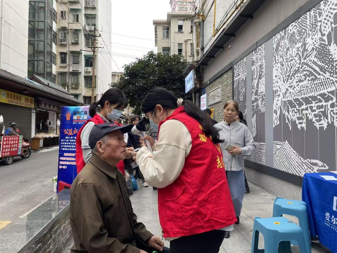 乔庄社区联合湖南广播铁粉之家开展重阳公益活动