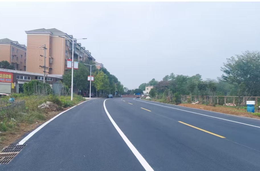 告别坑洼路，迎来通畅道！石峰区龙升社区安置小区进出主路段——鲤鱼坡路改造升级，居民出行幸福感“满格”