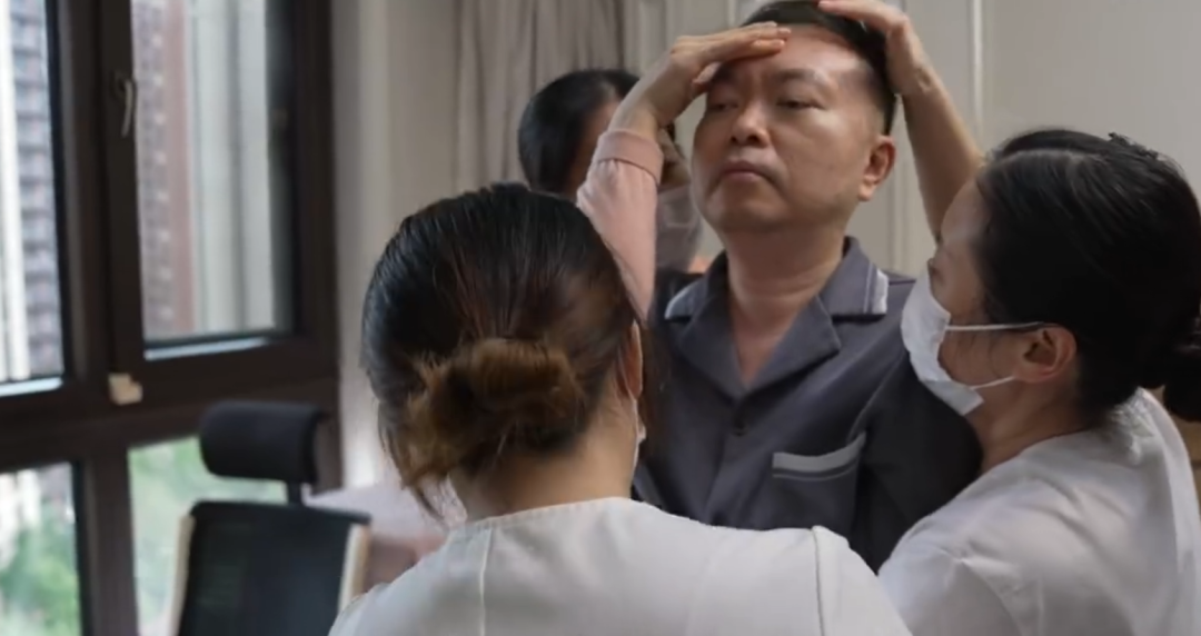 蔡磊进入渐冻症晚期:全身仅眼球能动,起身需3人同时扶,喝水靠针管,研发的药物对病友起效对自己没用