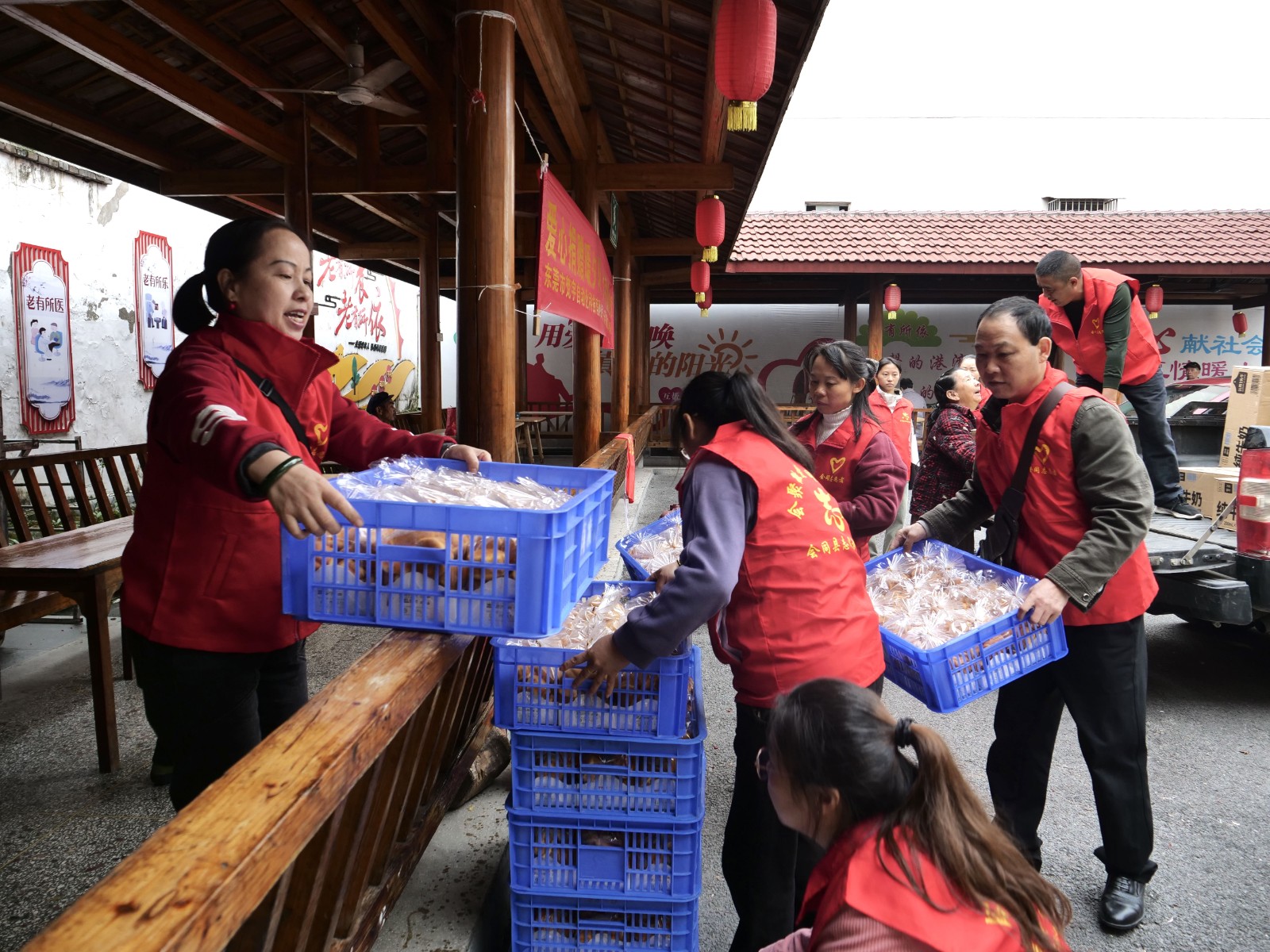 情暖重阳 会同县志愿者协会为敬老院老人送上暖心关怀