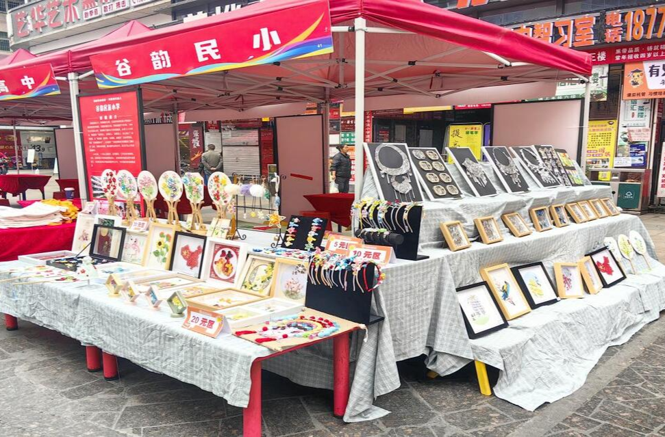 吉首市谷韵民族小学：衍纸艺术惊艳亮相