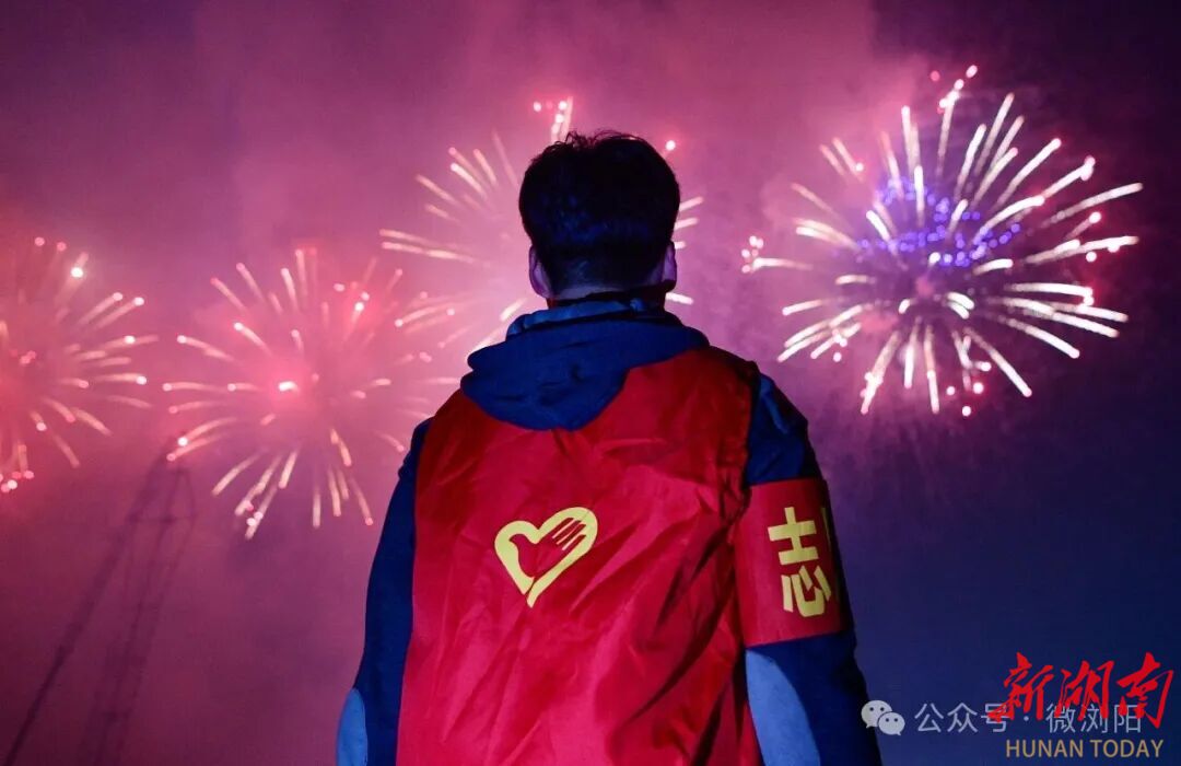 浏阳：天上一台“烟火秀” 地上一片“志愿红”