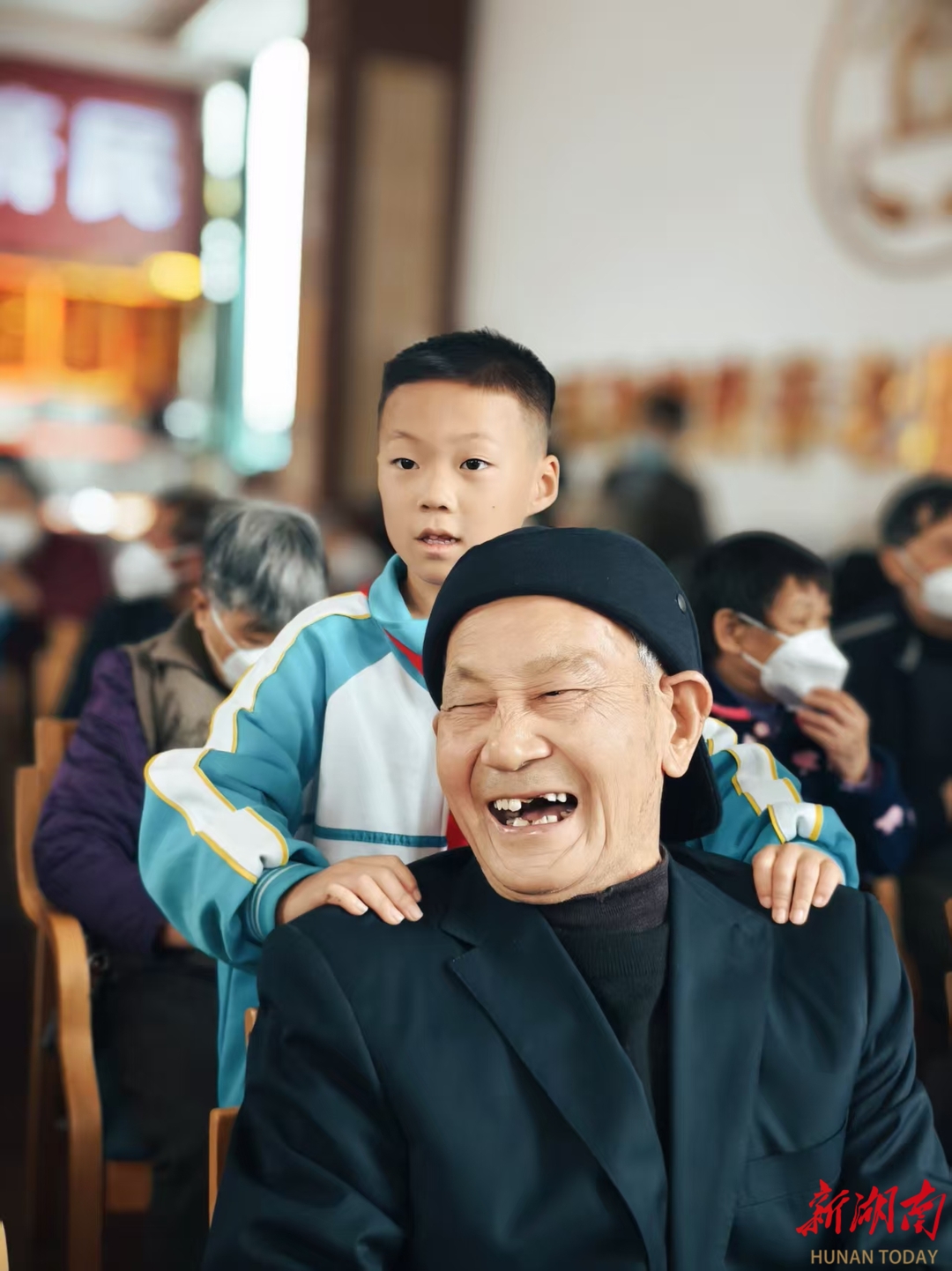 娄底一小少先队员暖心慰问长者