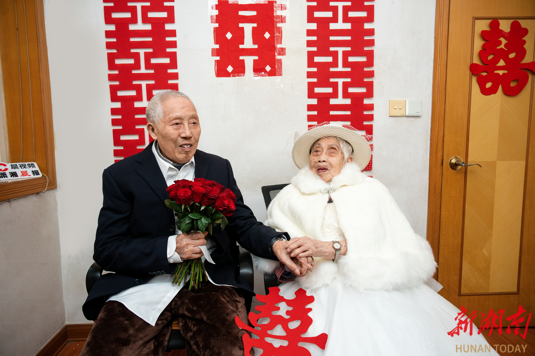 “200岁”夫妻圆婚纱梦！76载相濡以沫诠释生命真谛