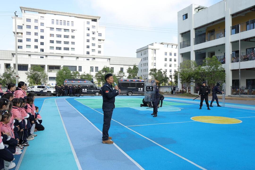 龙山县第一幼儿园：特警进校园 萌娃学安全