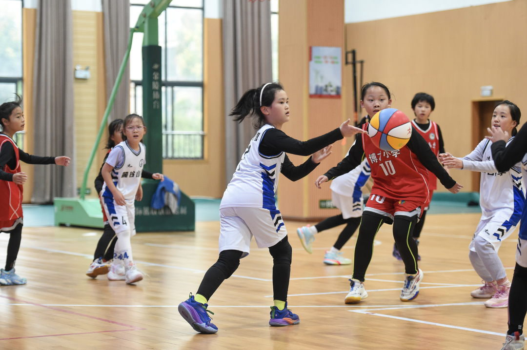 70多所学校153支队伍参赛 2025湘江新区中小学班级“三大球”联赛篮球项目决赛火热进行中