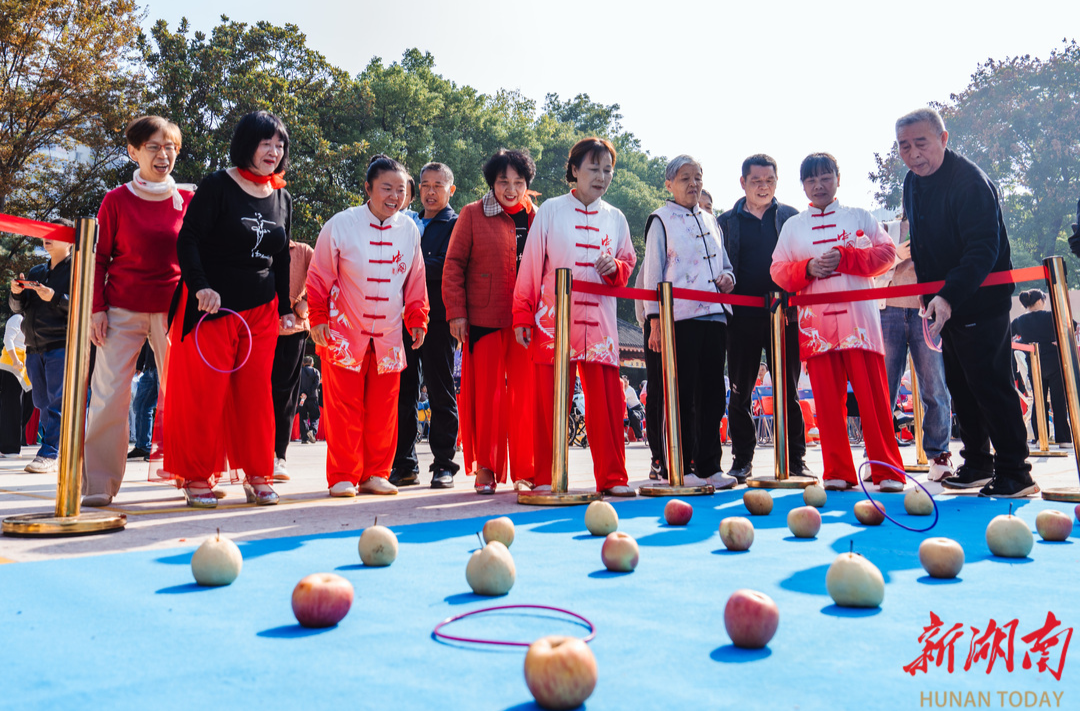 五里牌社区举办趣味敬老活动喜迎重阳