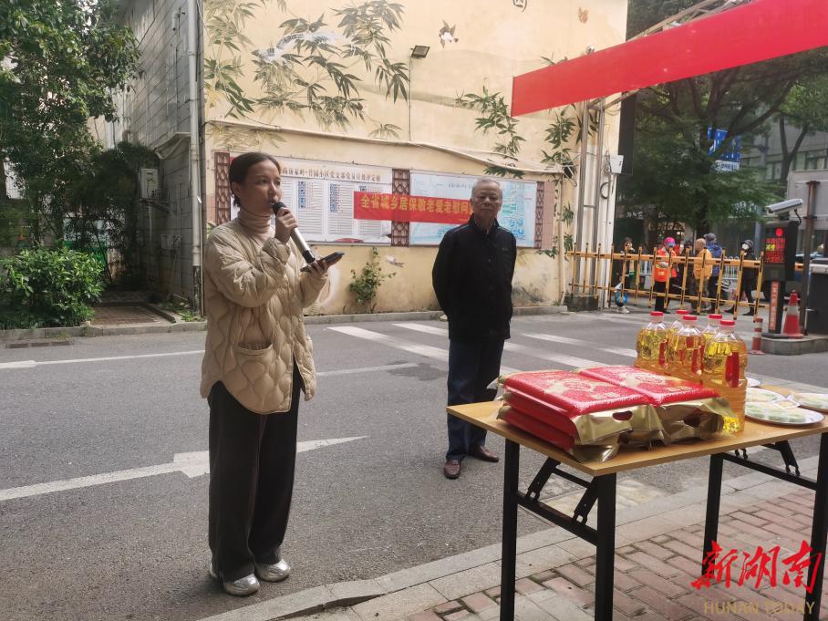 长沙汤家岭社区：慰问宣讲两不误，重阳送上“大礼包”
