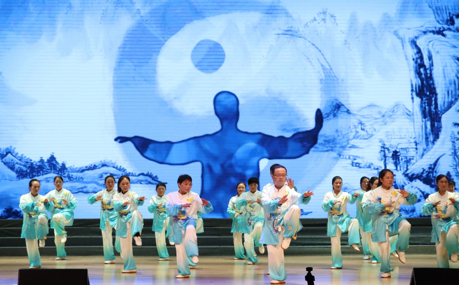 会同县举行2025年“情暖金秋·艺韵重阳”文艺演出