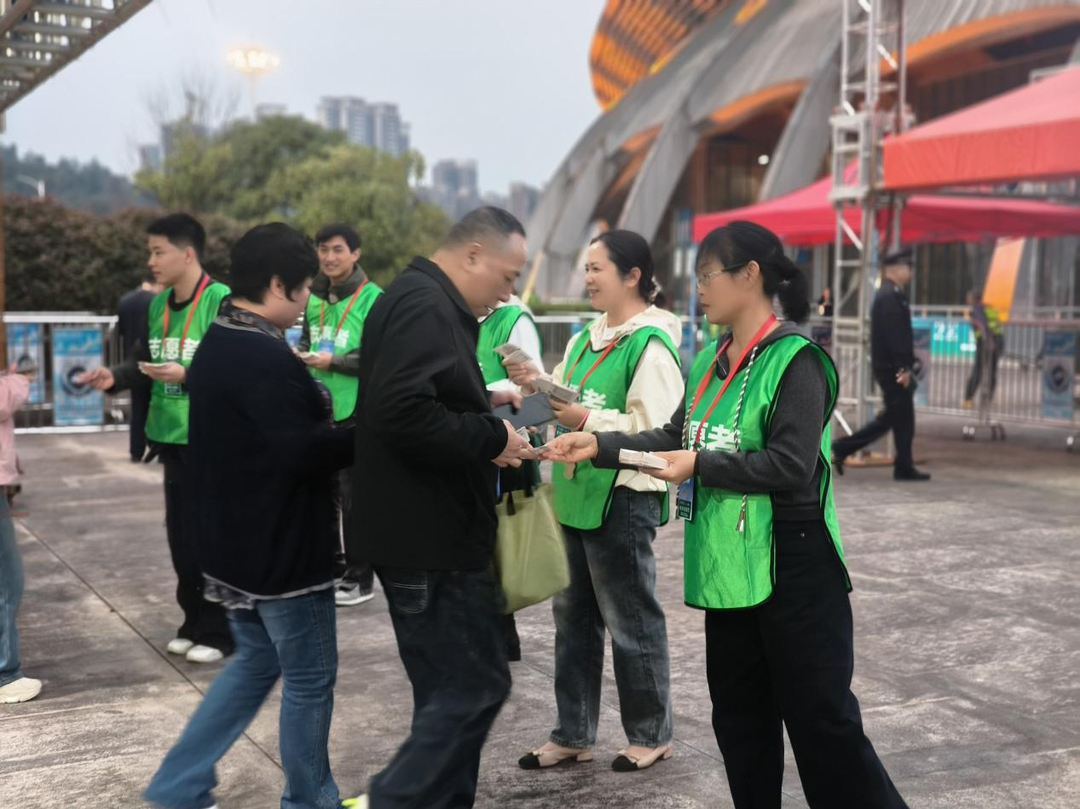 环保绿赋能体育绿！湘超球迷与“绿色卫士”共守“公民十条”