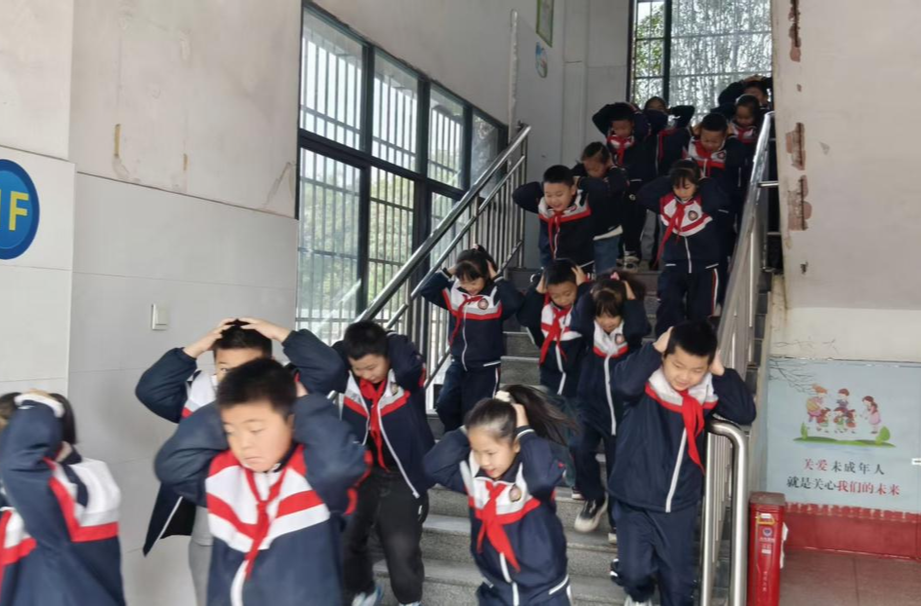 从“知”到“行”,石鼓区朝阳小学开展秋季防震减灾应急疏散演练