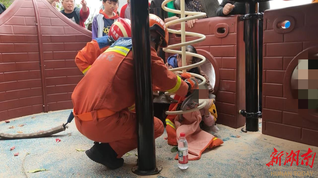 辰溪县：小区螺旋楼梯卡住幼童 “蓝朋友”细心助其解困