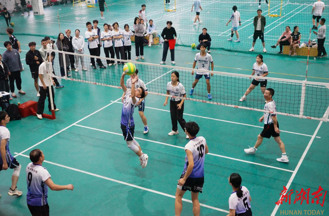 师生携手竞锋芒!湘潭大学举办第二届“湘研杯”师生气排球决赛