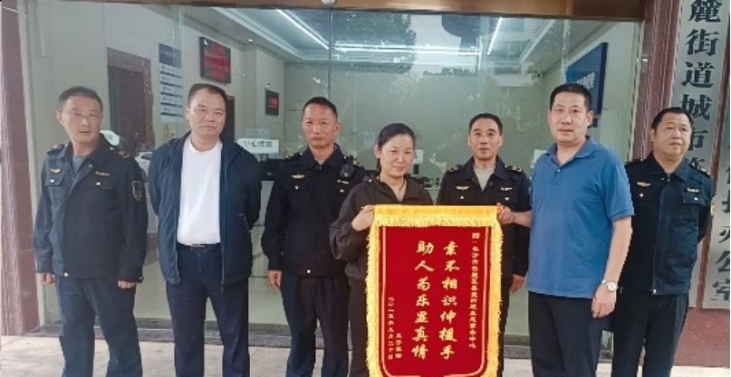 市民骑车晕倒，城管队员紧急救助显担当