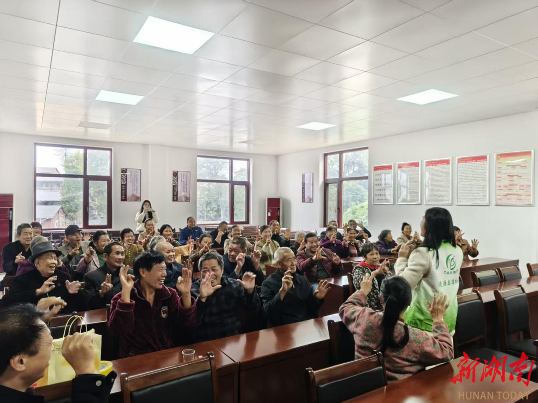 斗笠山镇香花村开展重阳节主题敬老活动