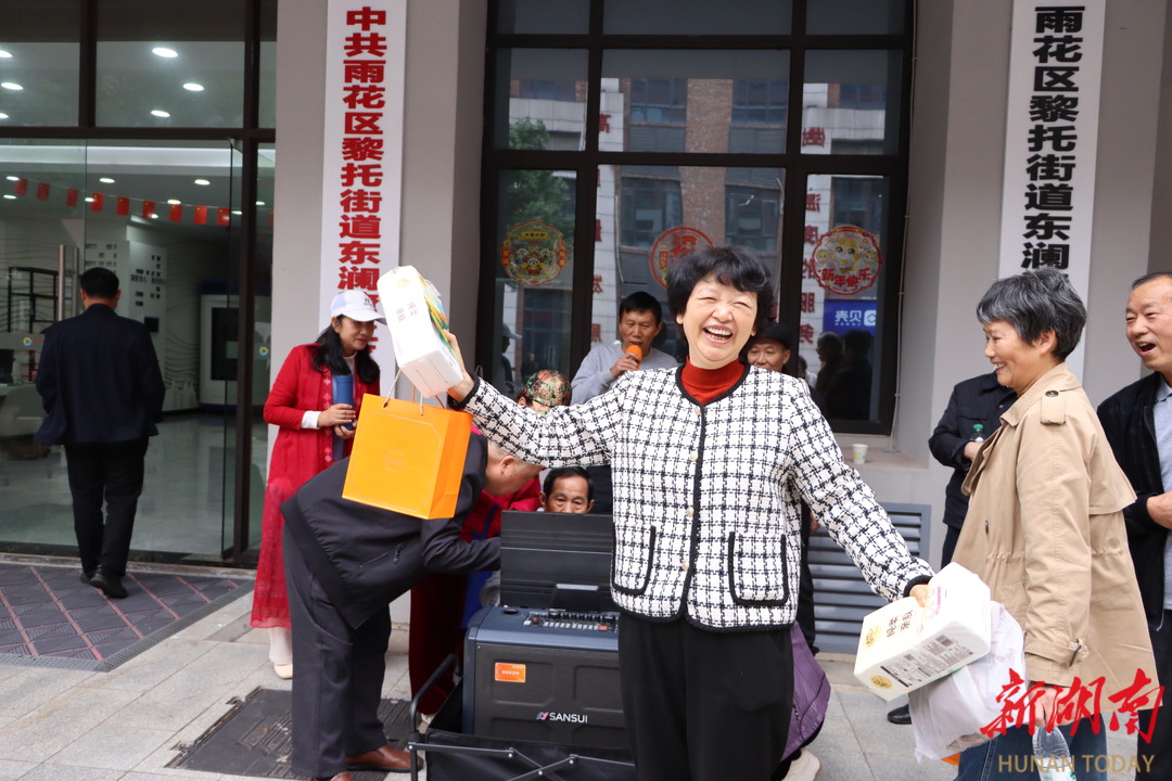 长沙东澜湾社区举办“九九重阳乐，健康伴夕阳”趣味运动会