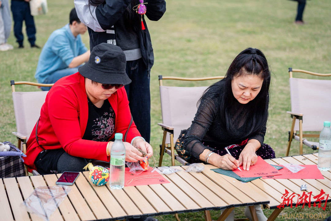 大泽湖街道开展“乐聚大泽湖 共话桑榆情”重阳主题活动