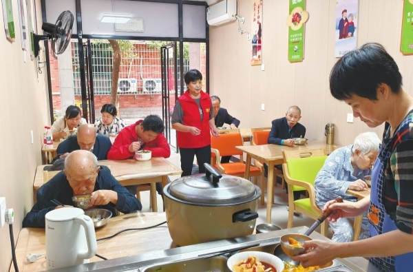 “十四五”期末考试民生答卷来了⑥丨衡阳织密“原居安养”服务网,养老“不离家、不离亲、不离群”@湖南日报要闻