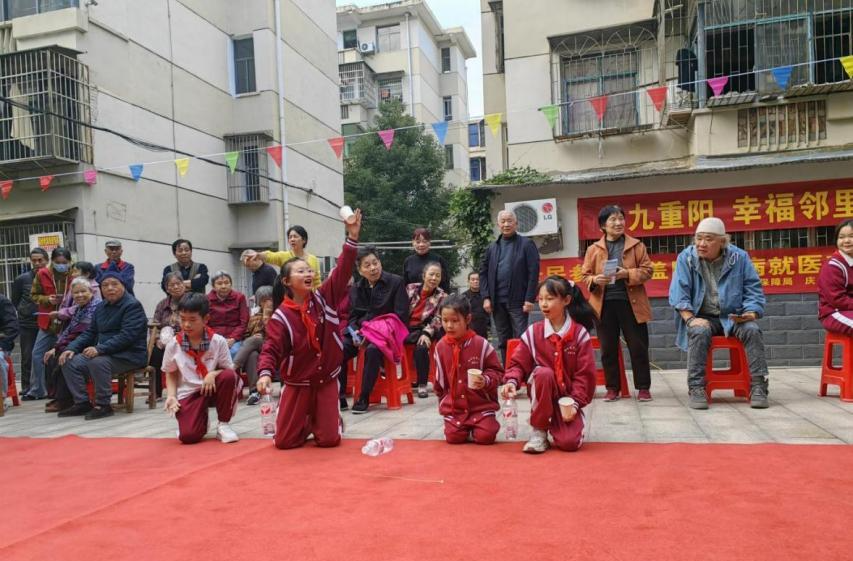 党建引领聚合力 莲塘学子暖重阳莲塘小学开展社区敬老活动