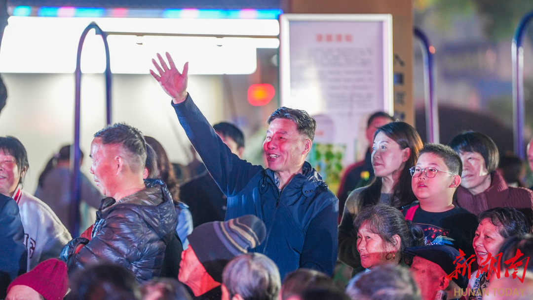 高塘岭街道雷锋路社区：登高揽胜沐秋光 情暖重阳叙安康