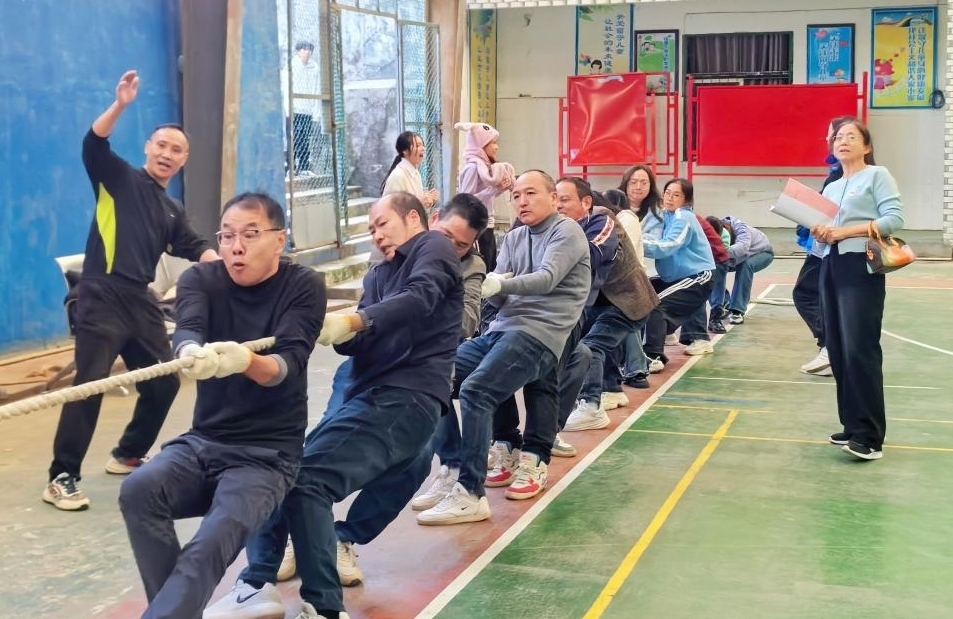 衡南县第八中学举办教职工拔河赛