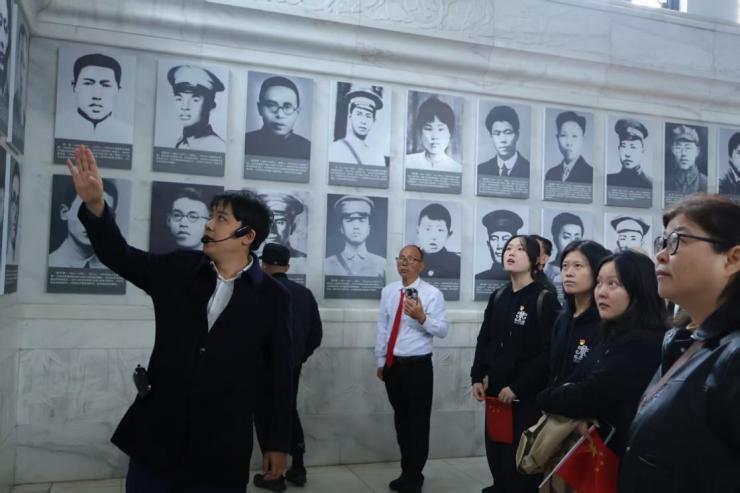 长理学子赴烈士公园缅怀英烈