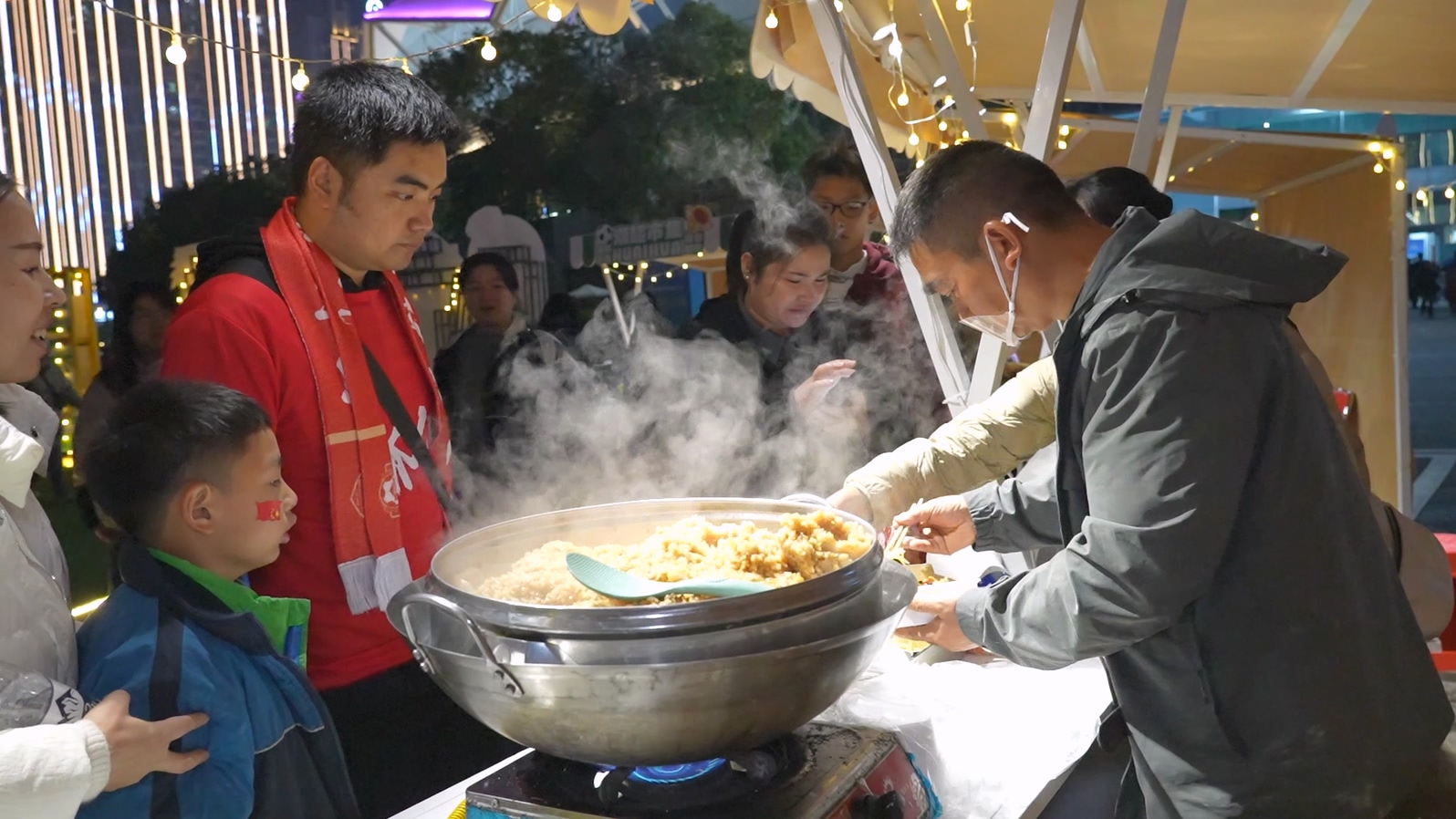 烟火气里藏活力   怀化体育中心夜市成市民休闲新去处