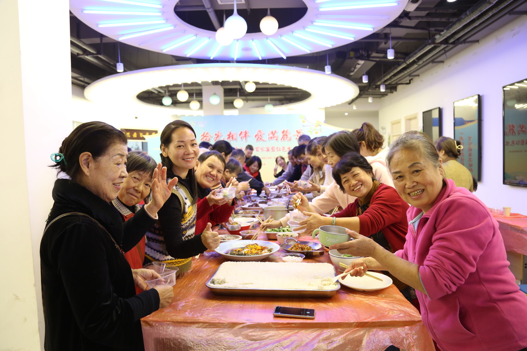 丹桂飘香庆重阳 麓景社区百家宴开席绘就“幸福图景”