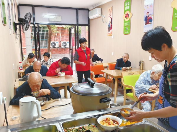 “十四五”期末考试民生答卷来了⑥丨衡阳织密“原居安养”服务网,养老“不离家、不离亲、不离群”@湖南日报要闻