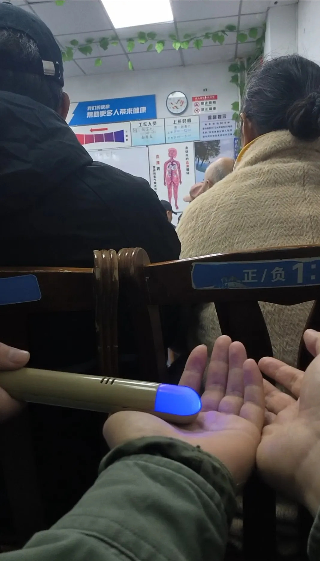 医疗仪器为什么贵天价“高压电疗仪”瞄准老年人：号称“肿瘤都能摘出来”，购买者多是独居老人，仪器操作不当可能致死_https://www.jmylbn.com_新闻资讯_第3张