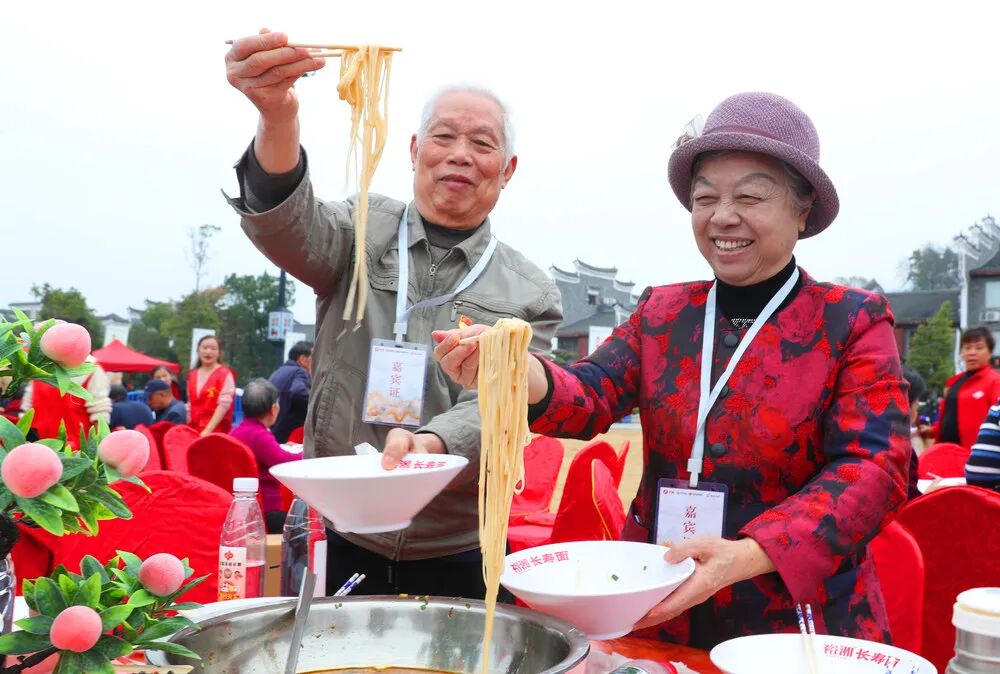 在湖南，看见重阳的两种温度：山岚暖，人心更暖