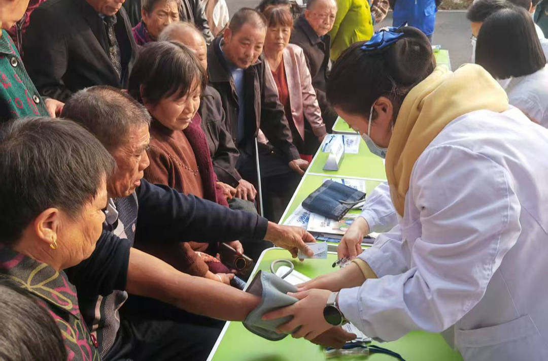 蒸湘区雨母山镇卫生院联合南华附一神经内科开展“世界卒中日”义诊宣教活动