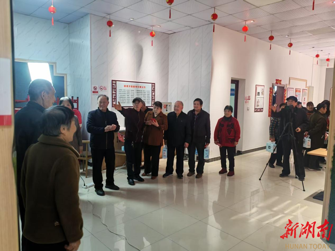 长沙斑马湖社区：情暖重阳 家国同框