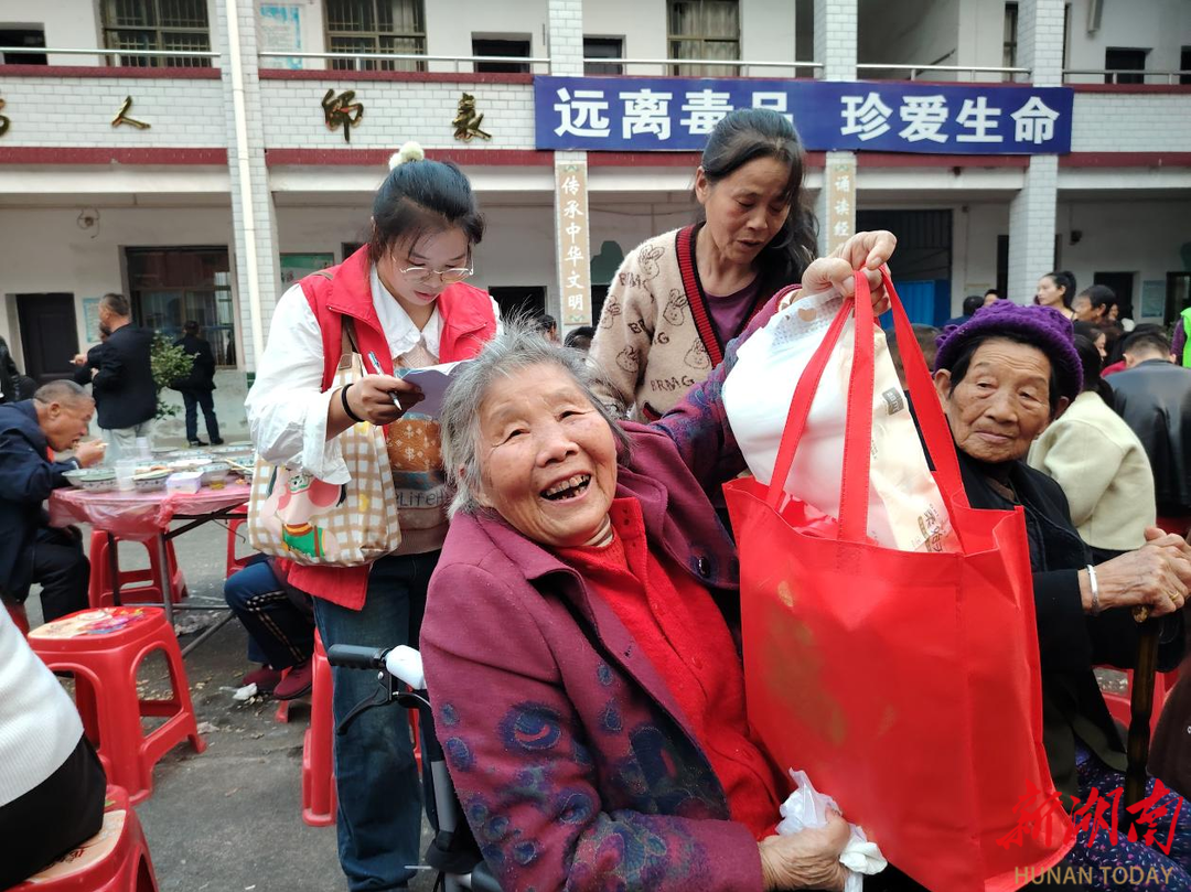 杏子铺镇:百叟宴暖重阳 文艺欢歌敬桑榆