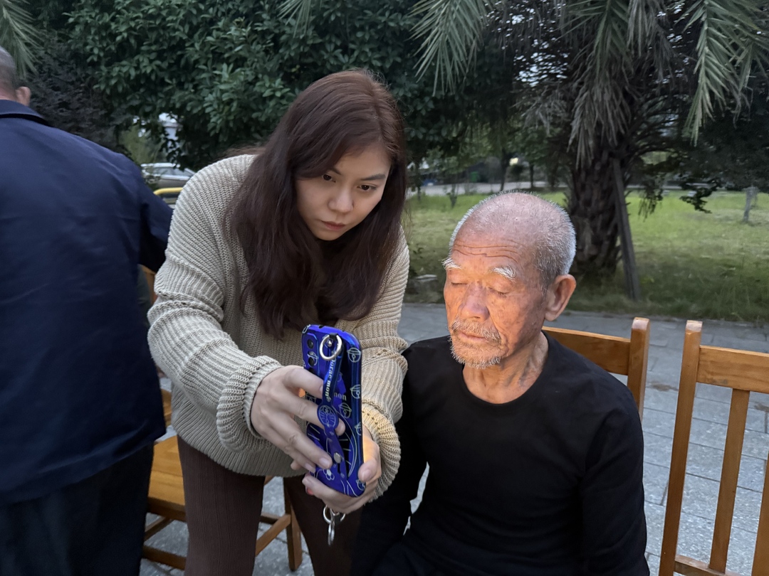  新田：晨集夜市的“社保摊” 服务百姓“不打烊”