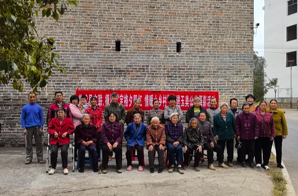 定格夕阳红、情暖小乡村！临武县汾市镇玉美村开展公益摄影活动