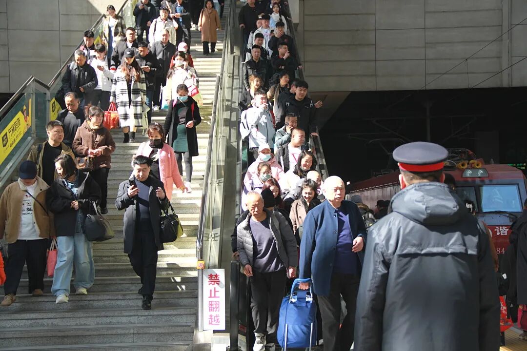 转发家庭群！老年旅客坐火车实用攻略来了！