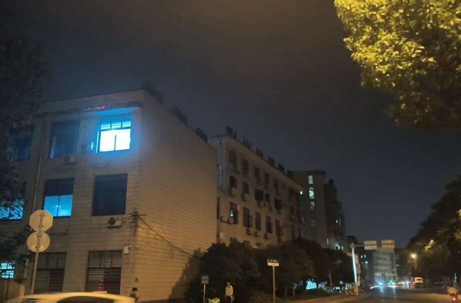 长沙有市民称拍到了“极光”，也有不少市民质疑是“光污染”，官方回应