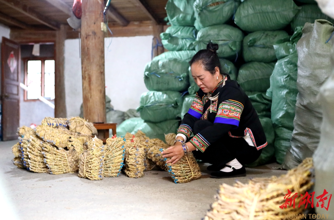 稻草变财富 草鞋“编”出增收新路