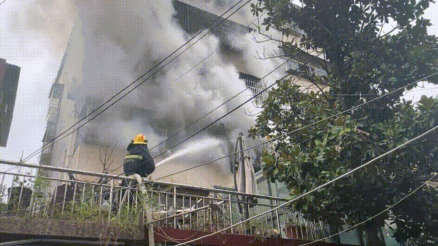 北京一老人睡觉时电热毯着火，烧坏万元床垫