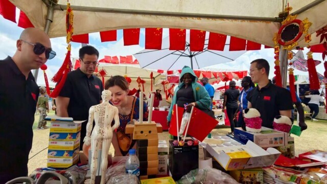 中国医疗队参与津巴布韦义卖会，哪些东西最“抢手”？